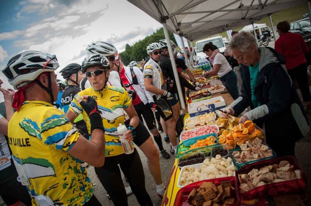 Coureurs cyclistes prenant une ration de nourriture lors d'un ravitaillement sur l'un des parcours cyclosportifs