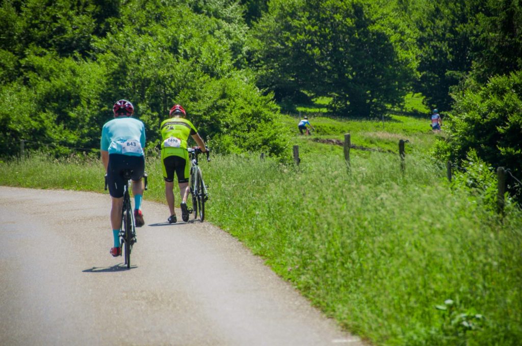 6 erreurs à éviter pour ne pas être fatigués durant la cyclosportive l'Alsacienne comme c'st le cas des 2 cyclistes sur cette photo