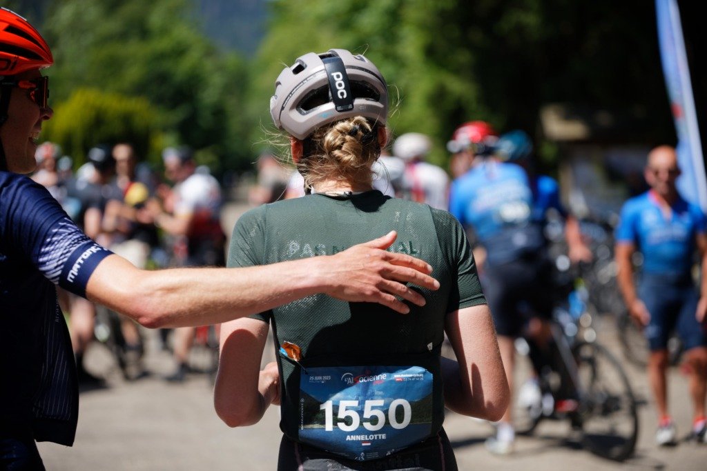 6 erreurs à éviter pour réussir la cyclosportive L'Alsacienne et passer la ligne d'arrivée, comme cette cycliste présentée sur la photo