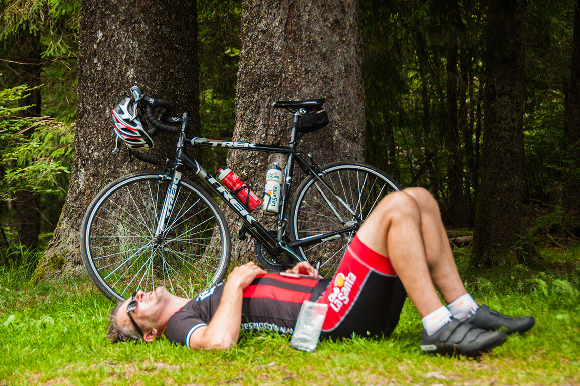 Cycliste couché devant son vélo lors L'Alsacienne, épreuve cyclosportive et randonnée vélo