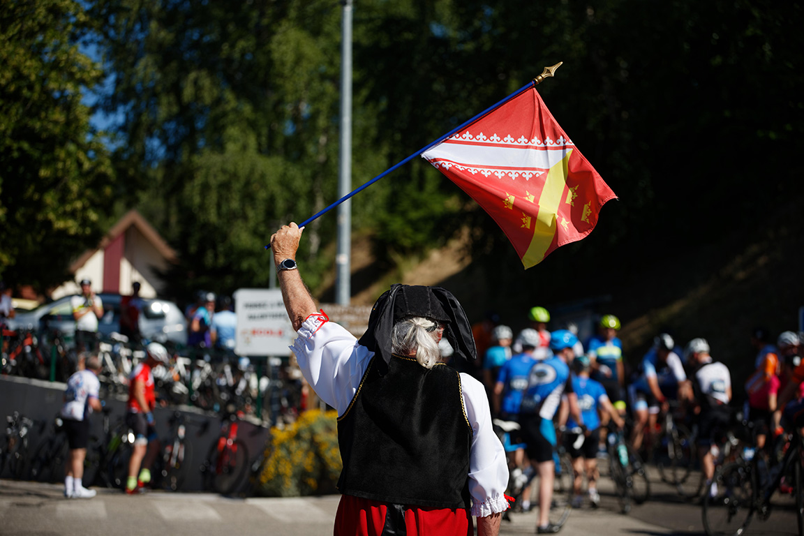 Un spectateur et son drapeau d'Alsace à Geishouse lors de la course cycliste L'Alsacienne