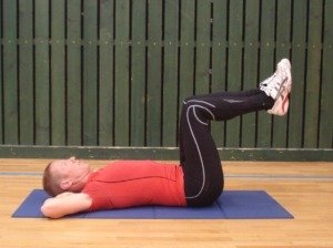 Exercice de gainage au service du pédalage couché sur le dos bras derrière la tête