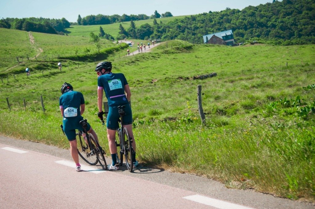 2 coureurs cyclistes en pause durant le Gran Fondo des Vosges