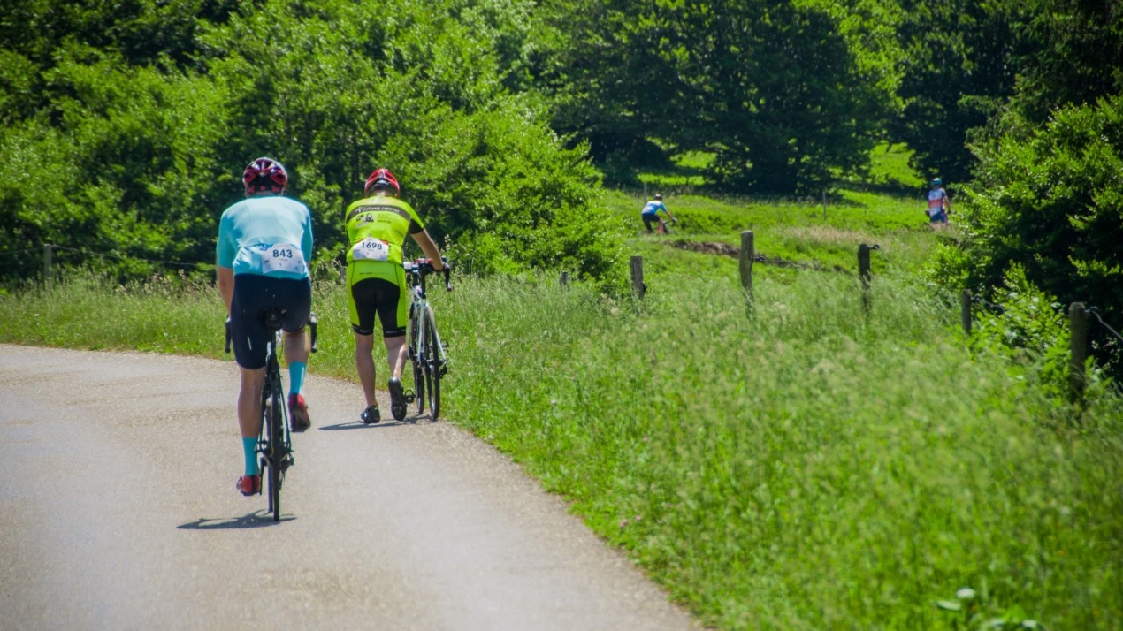 6 erreurs à éviter pour ne pas être fatigués durant la cyclosportive l'Alsacienne comme c'st le cas des 2 cyclistes sur cette photo