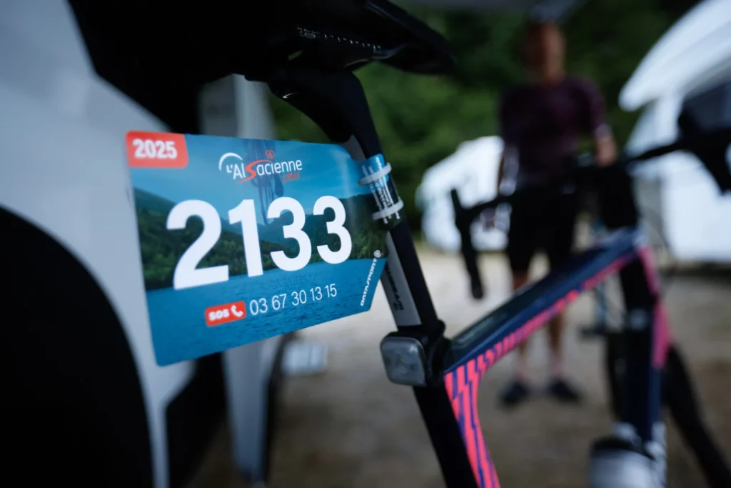 Dossard qui équipe les participants de la cyclosportive L'Alsacienne, un événement cycliste ouvert à toutes et à tous